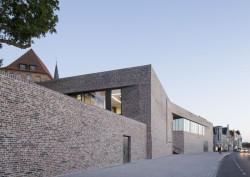 Studio Andreas Heller GmbH Architects & Designers, Evropské muzeum hanzy, pohled zespod na novou budovu, foto