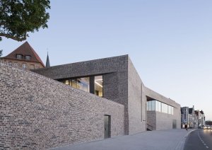 Studio Andreas Heller GmbH Architects & Designers, Evropské muzeum hanzy, pohled zespod na novou budovu, foto
