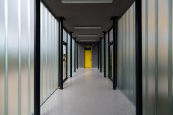 Škola a školka v Letech, Architekt Ondřej Tuček: Skleněný propojovací článek vede na úrovni přízemí.