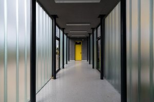 Škola a školka v Letech, Architekt Ondřej Tuček: Skleněný propojovací článek vede na úrovni přízemí.