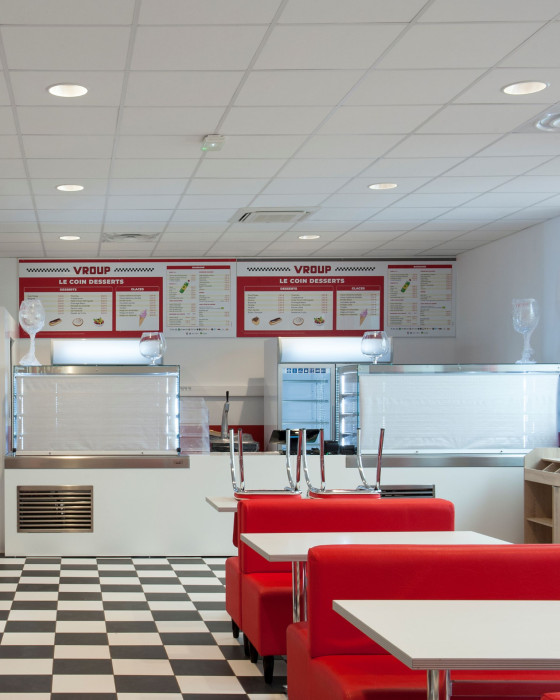 Akustické kazetové podhledy Eurocoustic od Rigips navržené pro efektivní regulaci zvuku.