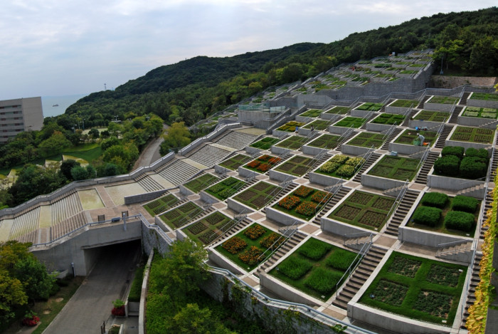Památník navržený Tadaem Andem doplňuje komplex budov na japonském ostrově Awaji