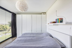 Ateliér MOLNÁR-PERÁČEK navrhli nízkoenergetická rodinný dům u Prahy