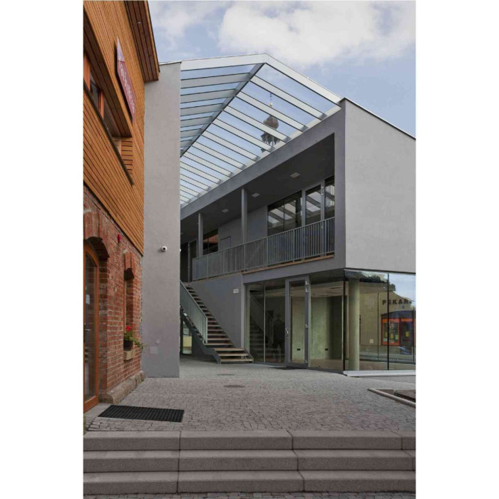  (Obchodní centrum v Rožnově pod Radhoštěm; Kamil Mrva, Dodavatel E B stavební)