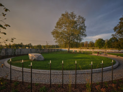 Každá louč je opatřena mosaznou cedulkou se jménem zesnulého, který zde byl rozptýlen. (Poslední místo, mjölk architekti)