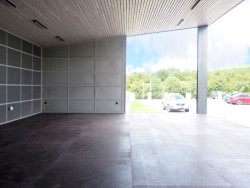 Architekti ze studia Liprojekt doplnili sportovní areál v obci Vidče o bufet s posezením a kryté pódium