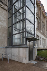 Rekonstrukce vily Heike; Christof Schubert Architekten: Architekti doplnili budovu o bezbariérové prvky. Výstavní prostory tak mohou navštěvovat i osoby se sníženou schopností pohybu