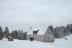 Chalupa v Dolní Malé Úpě, mar.s architects: vstupní box z oceli a vikýř ze stejného materiálu