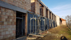 Komunitní dům pro seniory v Holasovicích, City Upgrade: Fasáda s okny hlavních obytných místností v průběhu výstavby