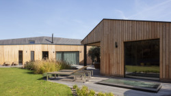 Rodinný dům na Pardubicku, Kvalitář: Dům navrhlo studio Kvalitář, které v centru Prahy provozuje také galerii umění a designu