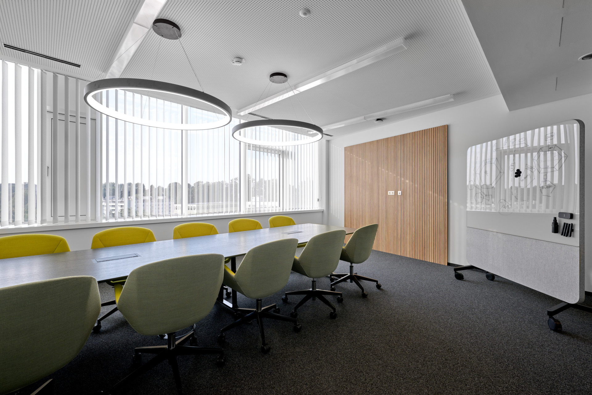 Společnost Wiesner-Hager dodala nábytek pro obě sídla rakouské firmy AGILOX.