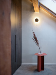 Pohled do ložnice - šatní skříň jako součást boxu (Podkrovní byt na Arbesově náměstí od Formafatal)