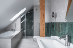 Pohled do koupelny (Rekonstrukce rodinného domu na Šumavě, Archport)