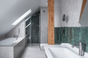 Pohled do koupelny (Rekonstrukce rodinného domu na Šumavě, Archport)