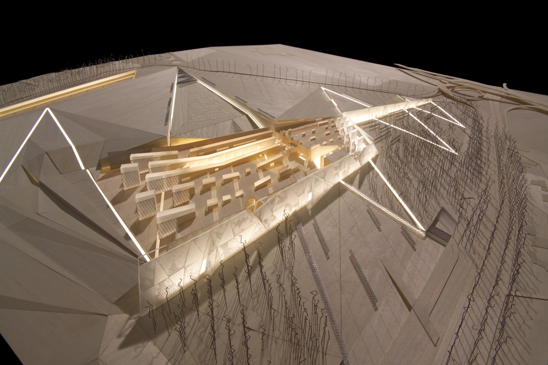 Architektonická soutěž na Velké egyptské muzeum proběhla v roce 2002 a hlásilo se do ní přes 1500 návrhů, mezi nimi i 20 českých a 8 slovenských projektů. Tým Martina Roubíka a Reginy Loukotové získal v soutěži čestné uznání. Zvítězil ovšem irský ateliér Heneghan Peng Architects.