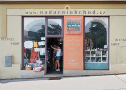 Proměna výlohy Nadace Veronica od studia HRANA v rámci 2. ročníku soutěže o nejlepší výlohu v Brně.