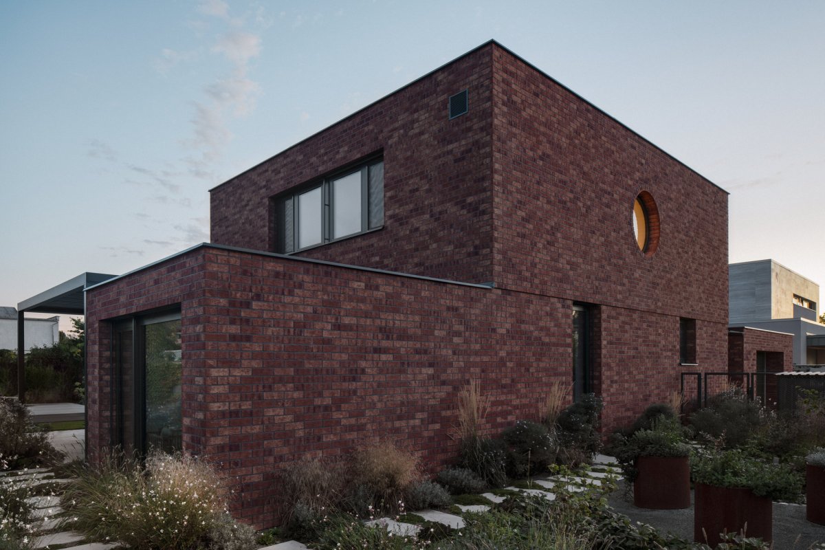 Boční pohled (Cihlový dům v Pardubicích; architekti Jakub Dvořák a Michal Bílek)