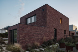 Boční pohled (Cihlový dům v Pardubicích; architekti Jakub Dvořák a Michal Bílek)