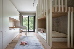 Dětské pokoje. Jeden slouží na spaní... (Industriální přestavba rodinného domu; Atel!er)