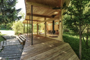 Celý pavilon stojí na zemních vrutech.
