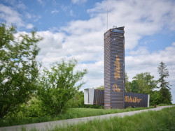 Cíle cest je projekt města Litomyšl. Jsou to drobné intervence do krajiny od architektů. (Rozhledna na Litomyšl, atelier-r)