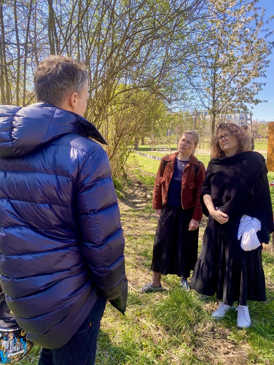 Park v zahrádkářské kolonii ve Vysočanech. Starosta Prahy 9 Tomáš Portlík a architektky Zuzana Štemberová a Lucie Vogelová z ateléru Terra Florida.