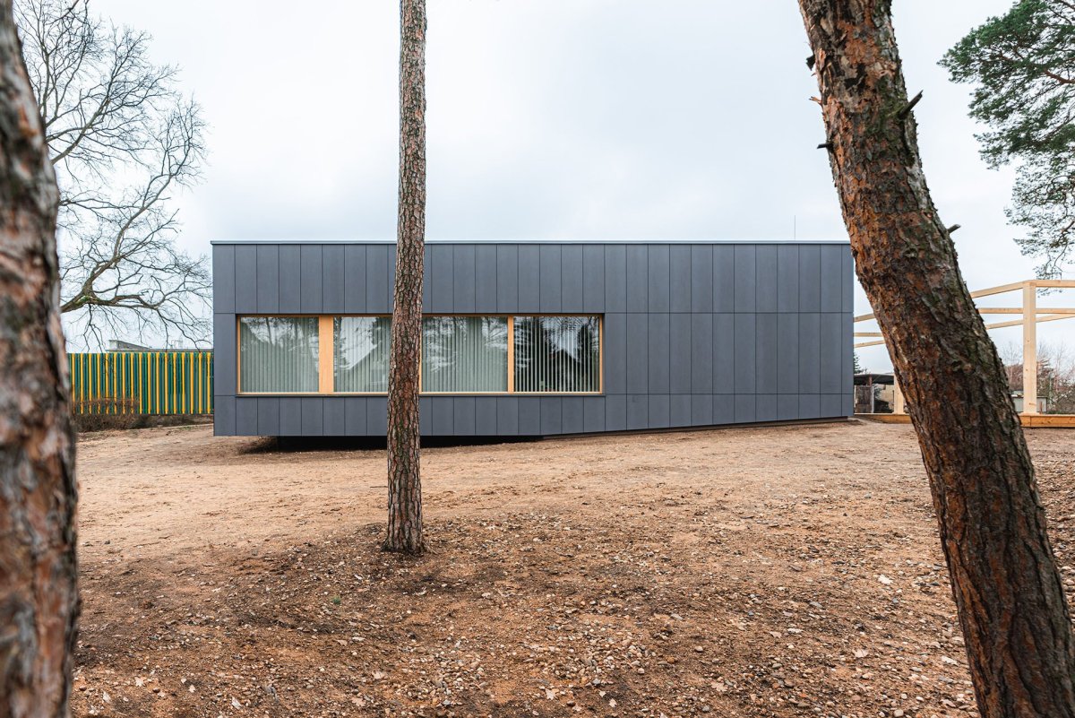 Je to barva, která se podobá kůře borovic. (Mateřská škola ve Vědomicích, Architip)