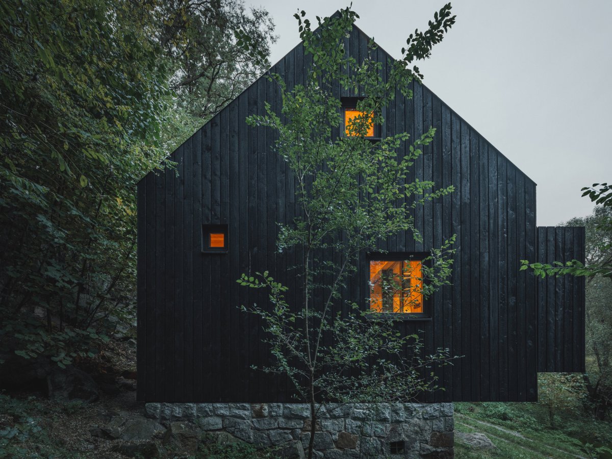 Chata stojí na původní podezdívce, rozšířená o terasu. (Chata u Sázavy mezi skálou a řekou; Mimosa Architekti)