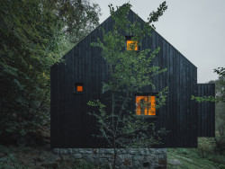 Chata stojí na původní podezdívce, rozšířená o terasu. (Chata u Sázavy mezi skálou a řekou; Mimosa Architekti)