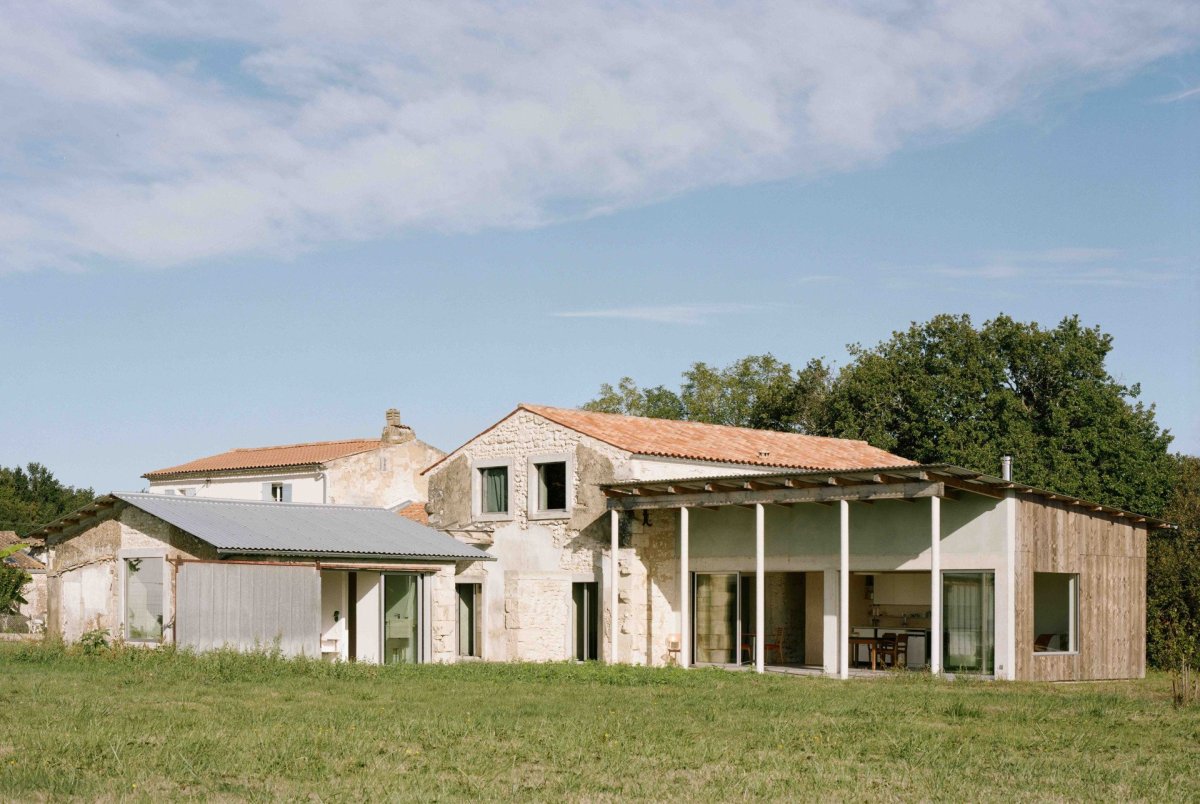 Konverze starého statku, Martin Migeon Architecture: Zchátralý statek se dočkal rekonstrukce a proměny. Vznikla koláž starého a nového, kde je nedokonalost další kvalitou.