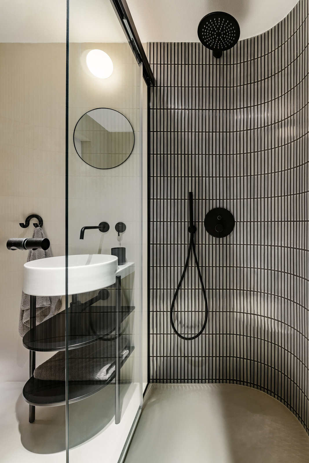 Pohled do apartmánu C (Nový penzion v Českém Krumlově; Tereza Komárková (Architéka), Lucie Němcová)