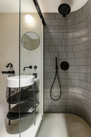 Pohled do apartmánu C (Nový penzion v Českém Krumlově; Tereza Komárková (Architéka), Lucie Němcová)