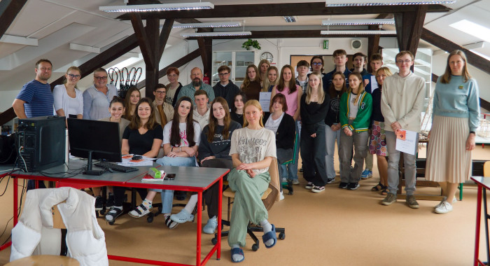 Společné foto spolupracovníků projekčního ateliéru vytvořeného na čtrnáct dní po dobu soustředěné praxe studentů 3. ročníku SPŠ stavební ve Valašském Meziříčí. 