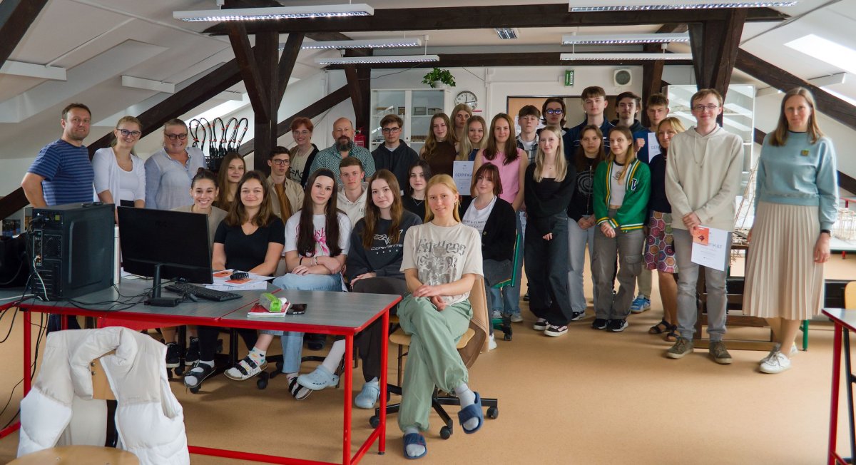 Společné foto spolupracovníků projekčního ateliéru vytvořeného na čtrnáct dní po dobu soustředěné praxe studentů 3. ročníku SPŠ stavební ve Valašském Meziříčí. 