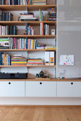 Detail knihovny (Interiér domu v Lysolajích, Amulet architekti)