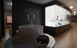 Audiovizuální místnost lze oddělit posuvnou příčkou. (Rekonstrukce Městského muzea v Železném Brodě, studio Majatory)