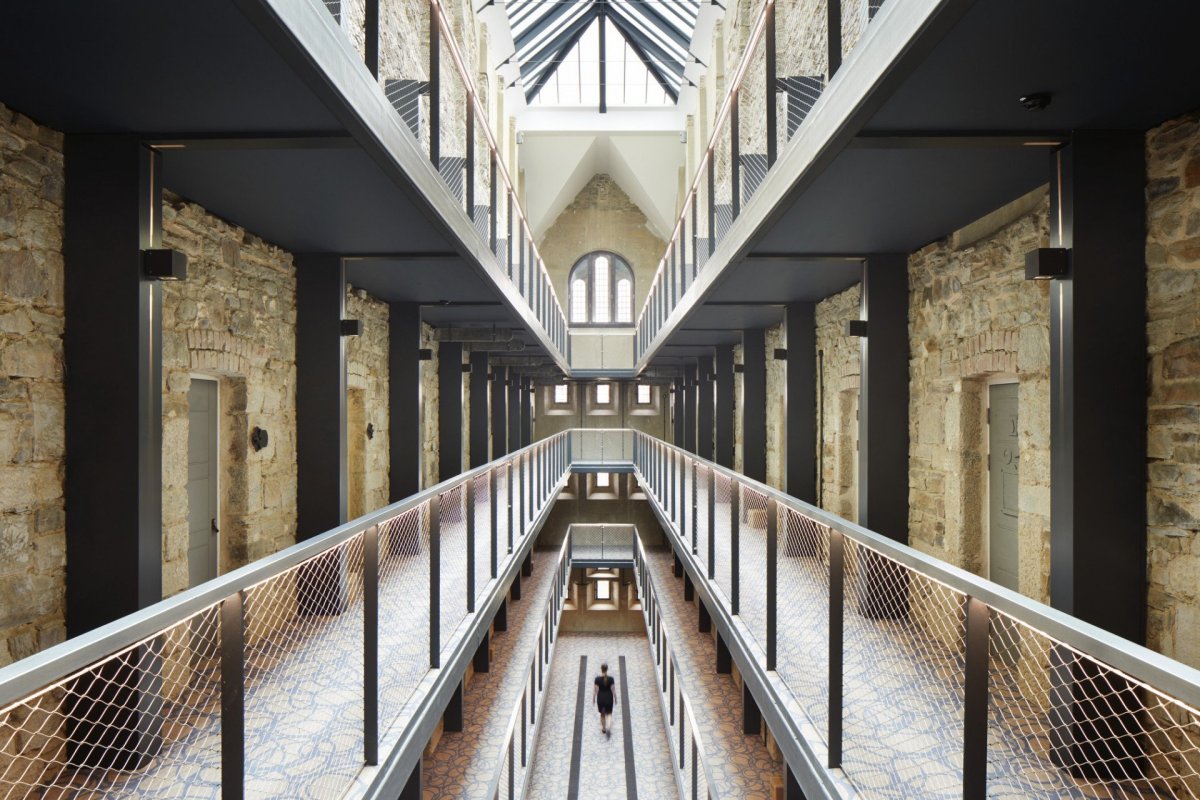 Věznice proměněná v hotel v Cornwallu od studia Twelve Architects