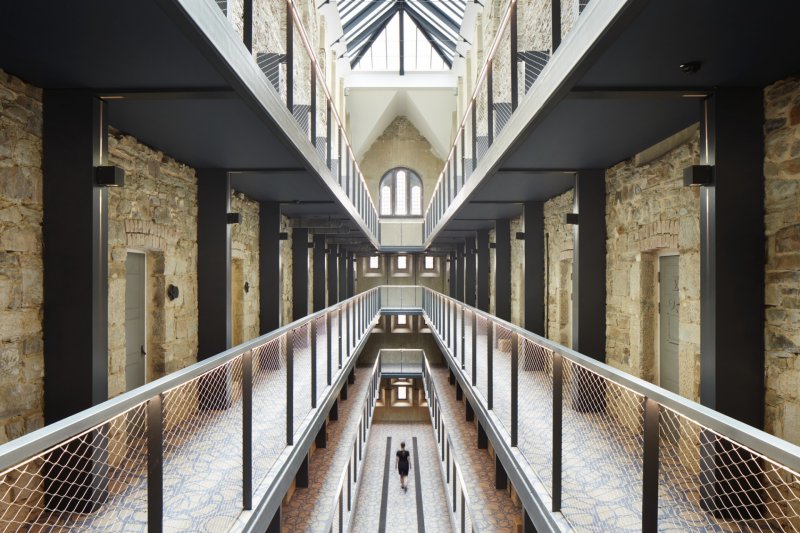Věznice proměněná v hotel v Cornwallu od studia Twelve Architects