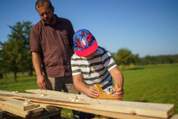 V rámci festivalu je možné se zúčastnit workshopu tesání trámů s odborným výkladem.