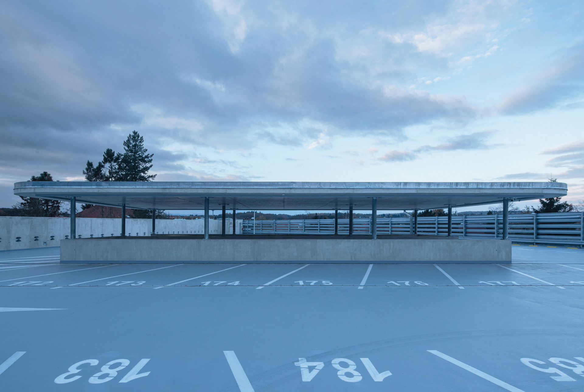 Parkovací dům od Zdeňka Fránka v Dolních Břežanech