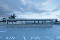 Parkovací dům od Zdeňka Fránka v Dolních Břežanech