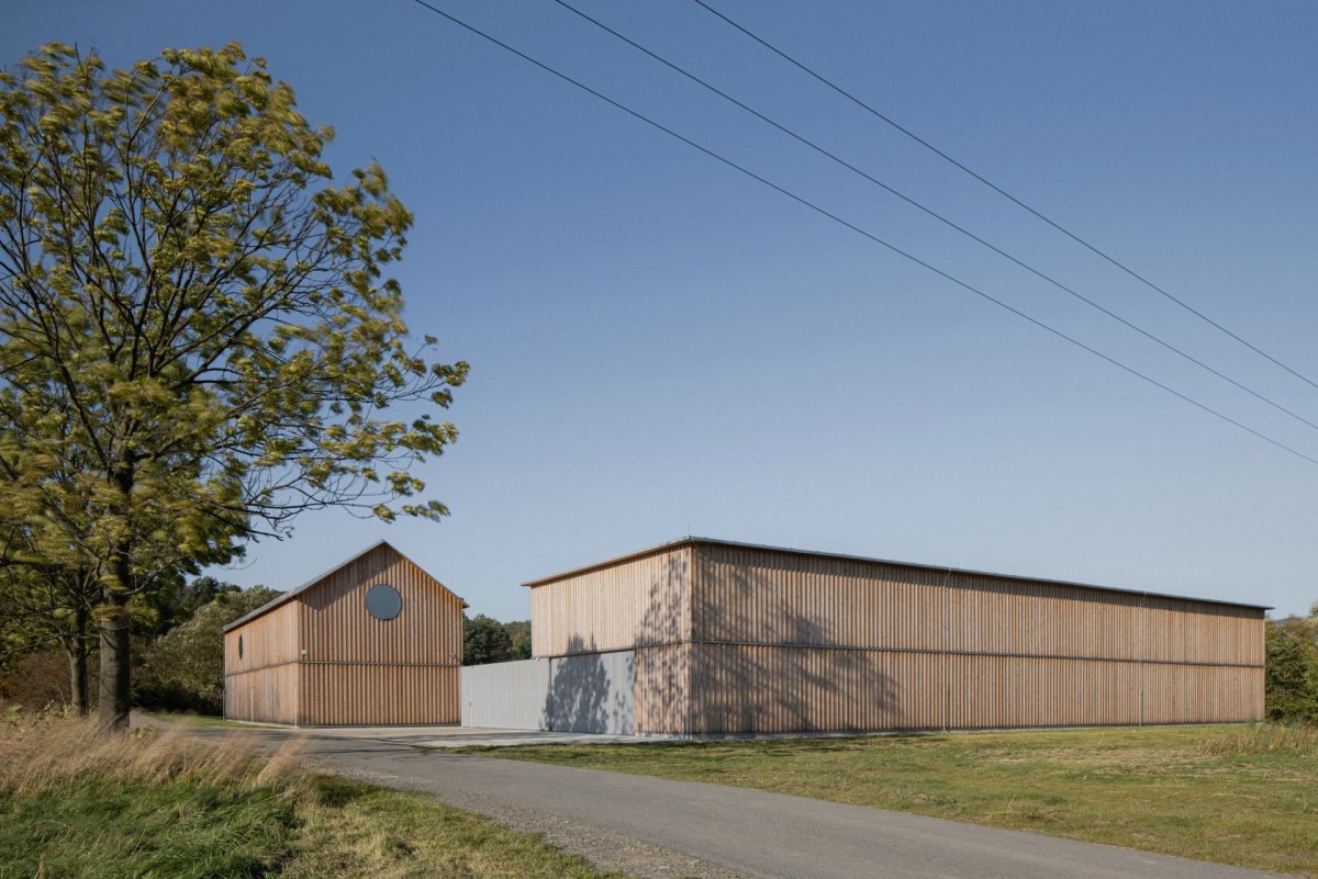 Zázemí údržby golfového rezortu v Ostravici pod Lysou horou od PAPOUSEK & SILHAN ARCHITECTS
