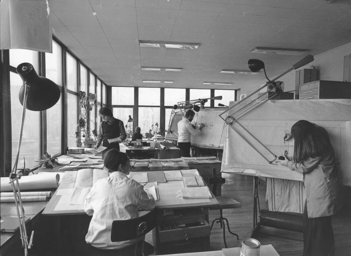 Pragerovým kostkám bude letos padesát let. Sídlil zde ateliér GAMA Karla Pragera a také instituce zodpovědné za rozvoj Prahy: Projektový ústav Výstavby hlavního města Prahy, Metroprojekt, po roce
1990 Útvar rozvoje hlavního města. Dnes IPR a CAMP.