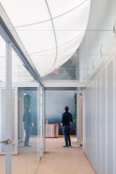 Objekt měří celkem 16 metrů, je z hliníku a komponentů 3D tisku, potažený polyvinylovou fólií. (Kanceláře Deveron v Blueriot; CISARSTUDIO)