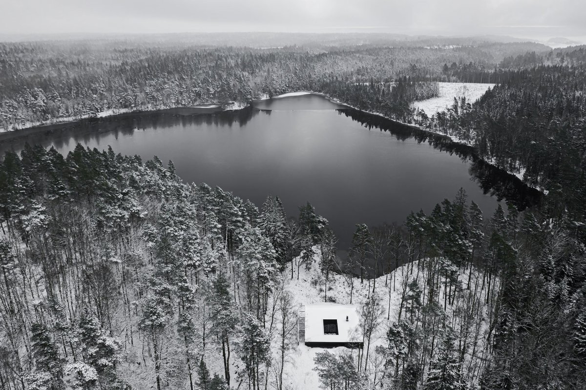 Nedaleko švédského Göteborgu stojí Villa Jägersro. V ní si mladá rodinu užívá výhledů na jezero a okolní přírodu.