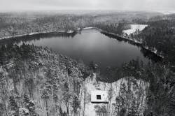 Nedaleko švédského Göteborgu stojí Villa Jägersro. V ní si mladá rodinu užívá výhledů na jezero a okolní přírodu.