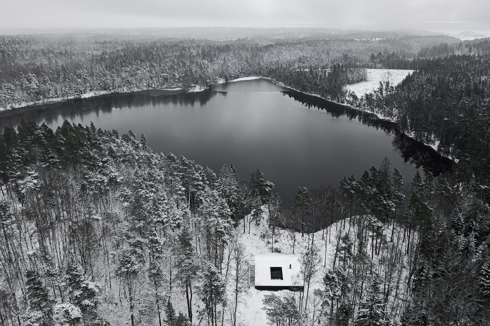 Nedaleko švédského Göteborgu stojí Villa Jägersro. V ní si mladá rodinu užívá výhledů na jezero a okolní přírodu.