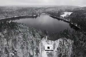 Nedaleko švédského Göteborgu stojí Villa Jägersro. V ní si mladá rodinu užívá výhledů na jezero a okolní přírodu.