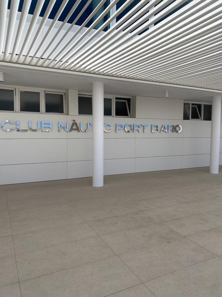 Zrekonstruovaná hlavní budova klubu Club Nàutic Port d'Aro v Platja d'Aro se nachází přímo na promenádě v Port d'Aro. Značka RAKO dodala dlaždice Piazetta Outdoor v šedé a béžové barvě pro kvalitní provedení venkovního prostoru