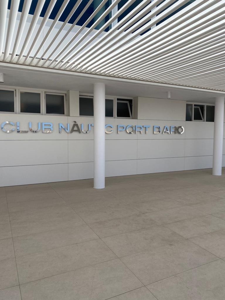 Zrekonstruovaná hlavní budova klubu Club Nàutic Port d'Aro v Platja d'Aro se nachází přímo na promenádě v Port d'Aro. Značka RAKO dodala dlaždice Piazetta Outdoor v šedé a béžové barvě pro kvalitní provedení venkovního prostoru